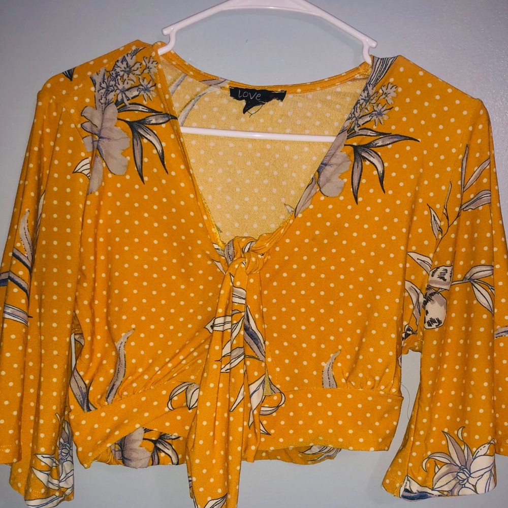Yellow crop top w/ short kimono sleeves 🌻